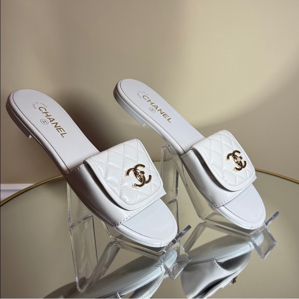 Chanel 25B Turnlock CC Interlocking logo Quilted leather sandals Sz 38.5 - Picture 3 of 15